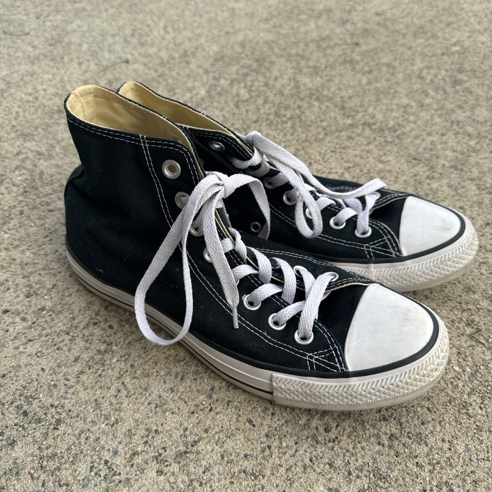 High top black and white converse chucks